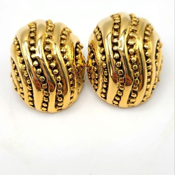 Vintage Clip on Earrings,  gold tone - Picture 1 of 4